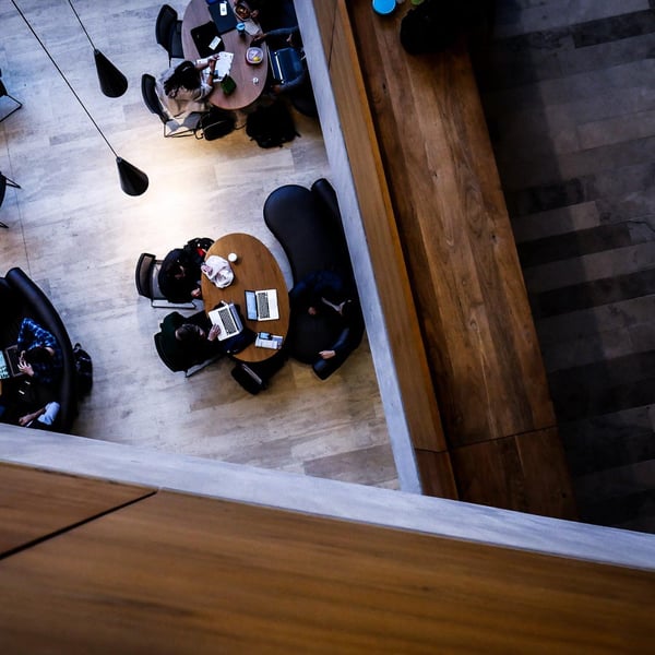 Människor arbetar på ett bibliotek